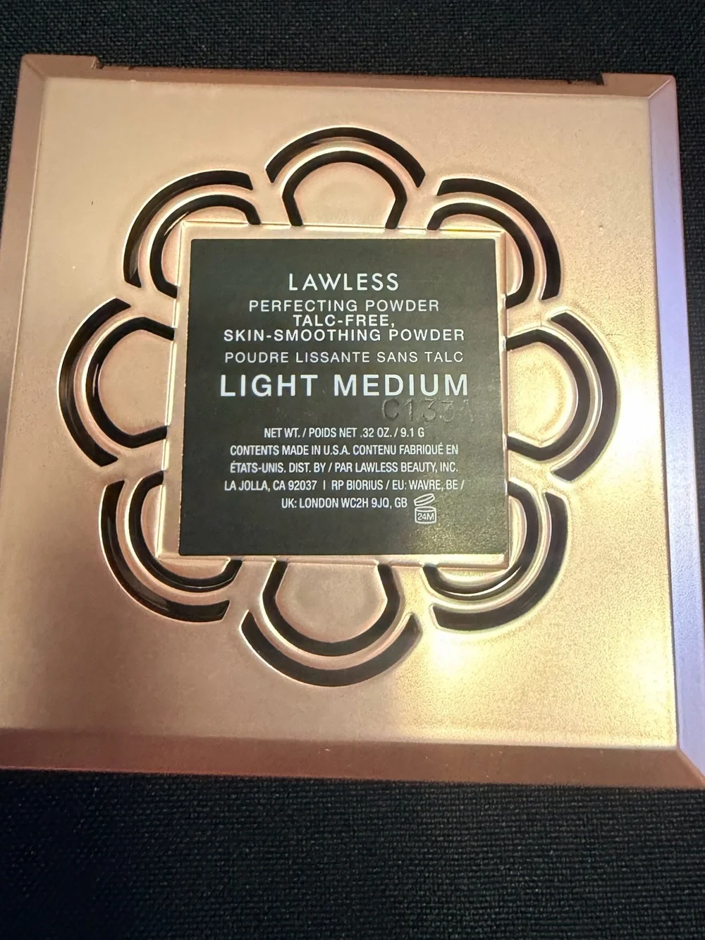 LAWLESS Skin-Perfecting Powder Skin Smoothing Compact Light Medium New FullSz